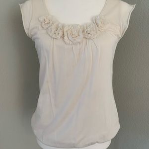 Scoop neck Tee with Flower neckline